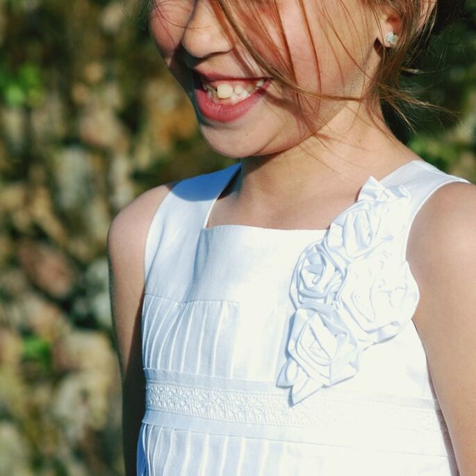 CLOSE-UP OF YOUNG WOMAN HOLDING HANDS