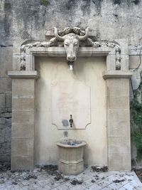 Statue of fountain against building