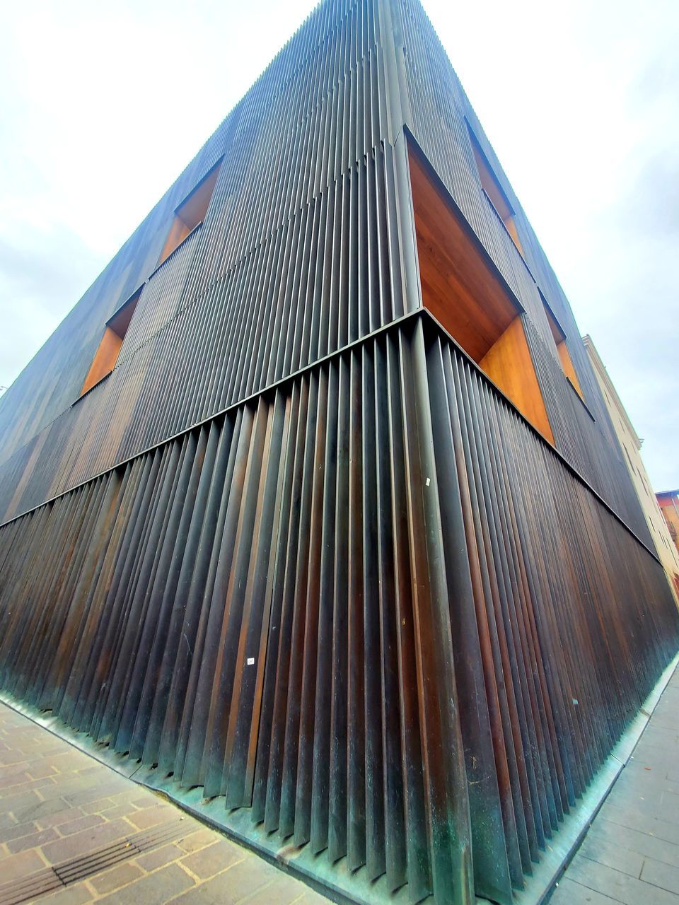 LOW ANGLE VIEW OF MODERN BUILDINGS AGAINST SKY