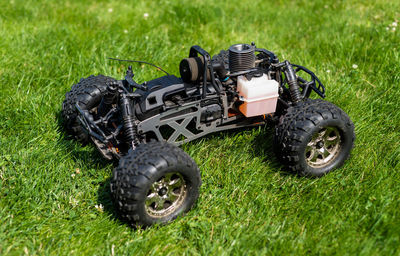 Radio-controlled car with internal combustion engine for nitro fuel, with one cylinder, standing