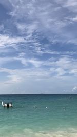 Scenic view of eagle beach against sky in aruba 