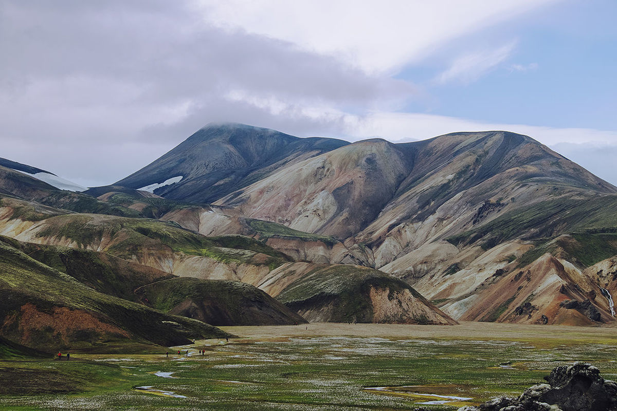 SCENIC VIEW OF MOUNTAIN RANGE AGAINST CLOUDY SKY