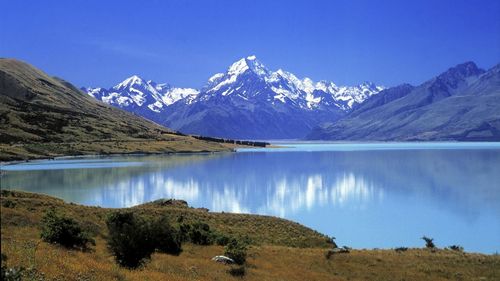 Scenic view of lake pukaki and mountains against sky