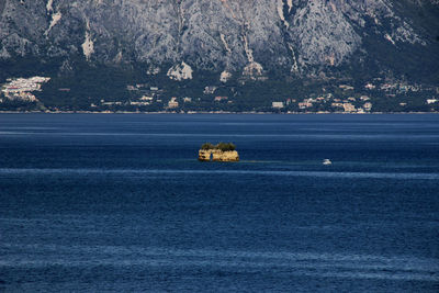 Scenic view of sea by mountain