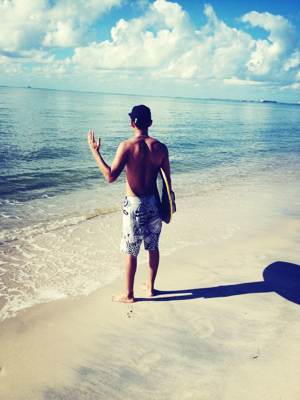 full length, water, sea, sky, beach, lifestyles, leisure activity, casual clothing, horizon over water, shore, rear view, cloud - sky, sand, person, vacations, standing, childhood, cloud