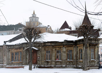 Snow covered houses against sky