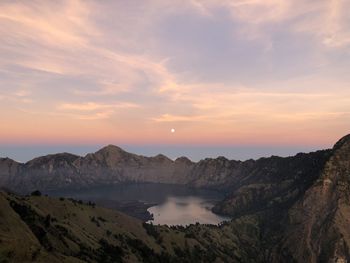 Sunrise at crater ofmount rinjani, indonesia. scenic view of mountain with colourful sky.