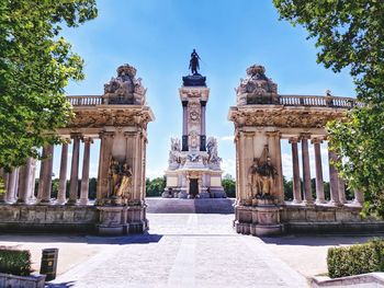 Statue of historic building against sky