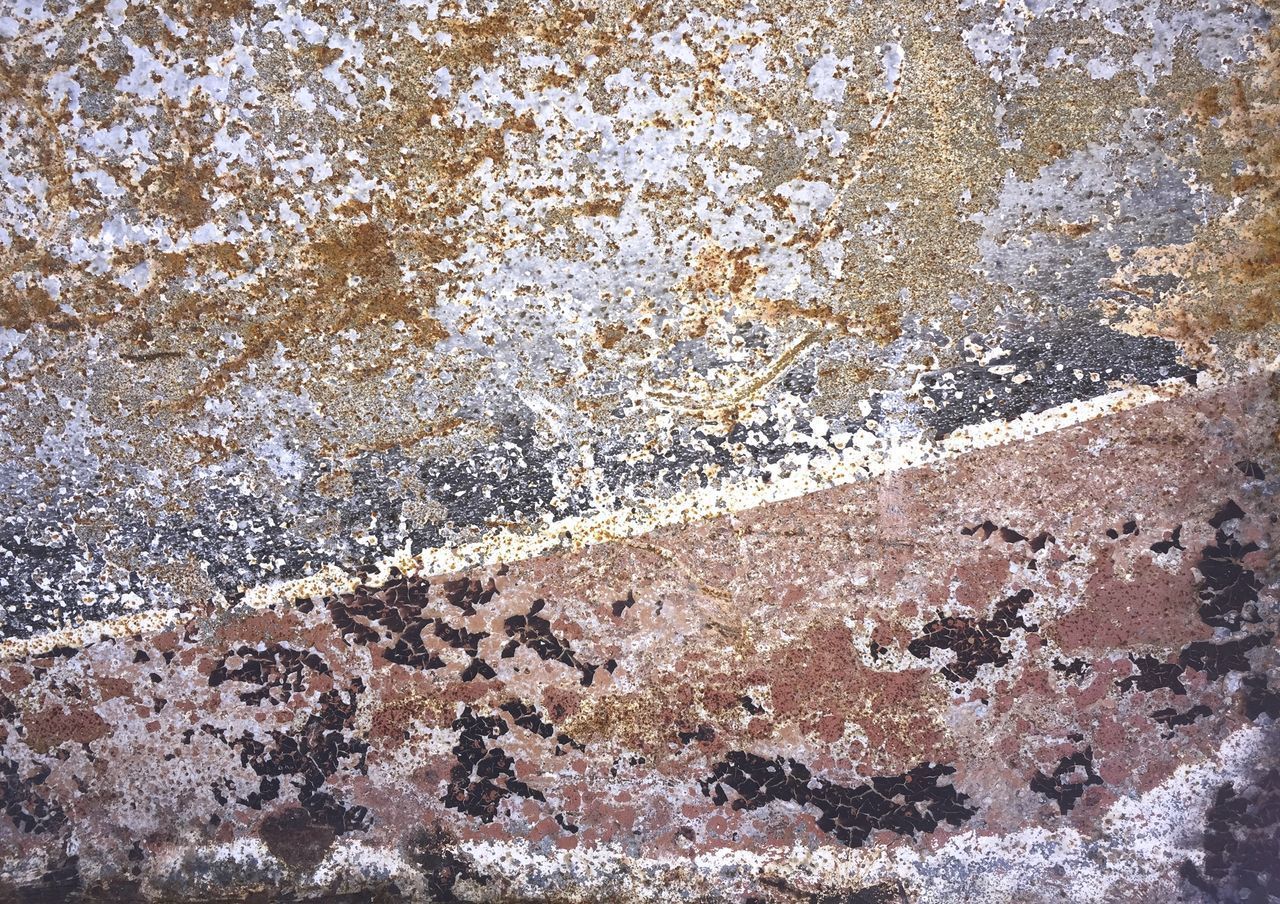 FULL FRAME SHOT OF STONE WALL WITH SUNLIGHT