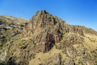 Mountain landscape along the kura river on the way to vardzia, georgia