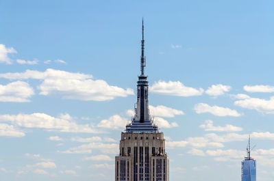 Aerial view of the iconic empire state building in midtown manhattan, new york