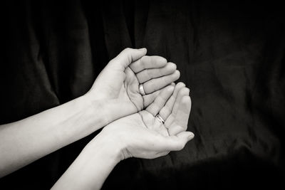 Close-up of woman hand holding leaf