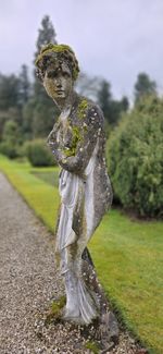 statue