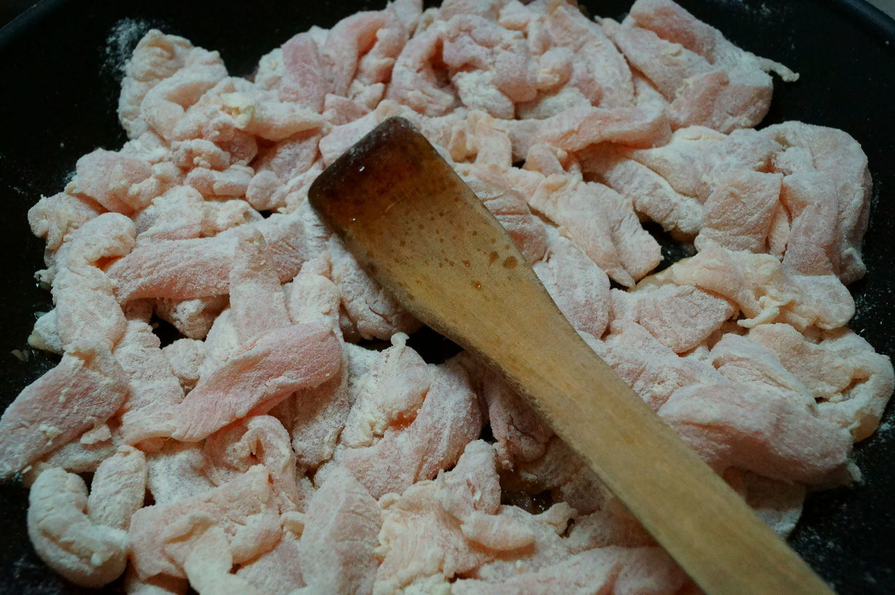 CLOSE-UP OF BREAD IN TRAY