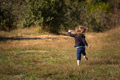 Full length of girl in grass