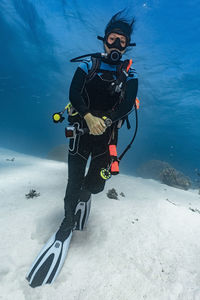 Diver exploring the great barrier reef