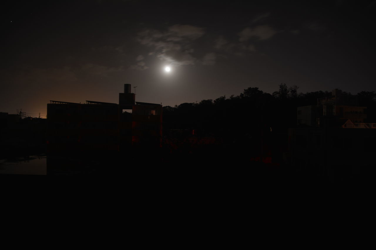 SILHOUETTE BUILDINGS AGAINST SKY AT NIGHT IN CITY