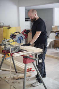 Man working with electric saw