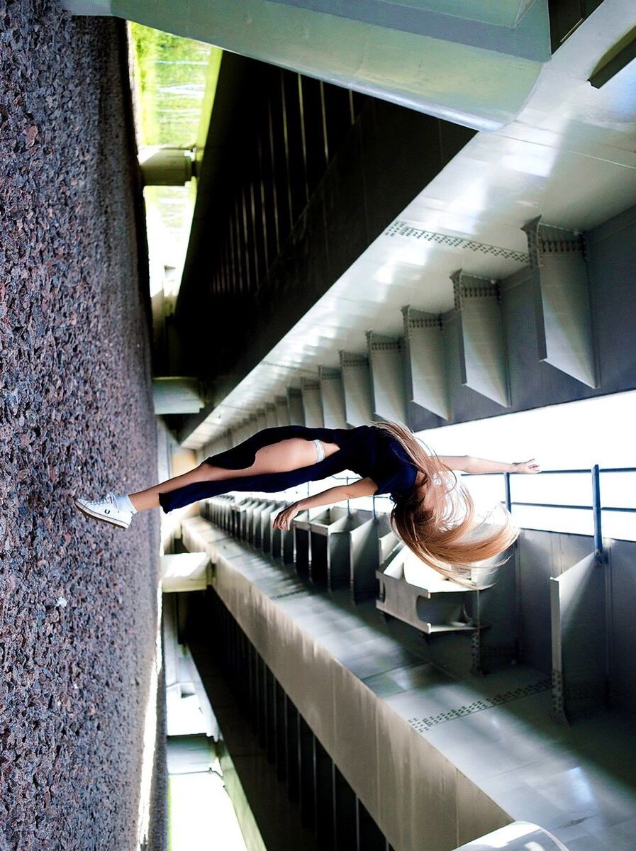 indoors, railing, steps, steps and staircases, staircase, high angle view, built structure, architecture, metal, sunlight, transportation, escalator, diminishing perspective, in a row, day, incidental people, the way forward, no people, empty, rail transportation