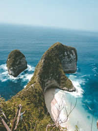 The iconic dinosaur head is kelingking beach