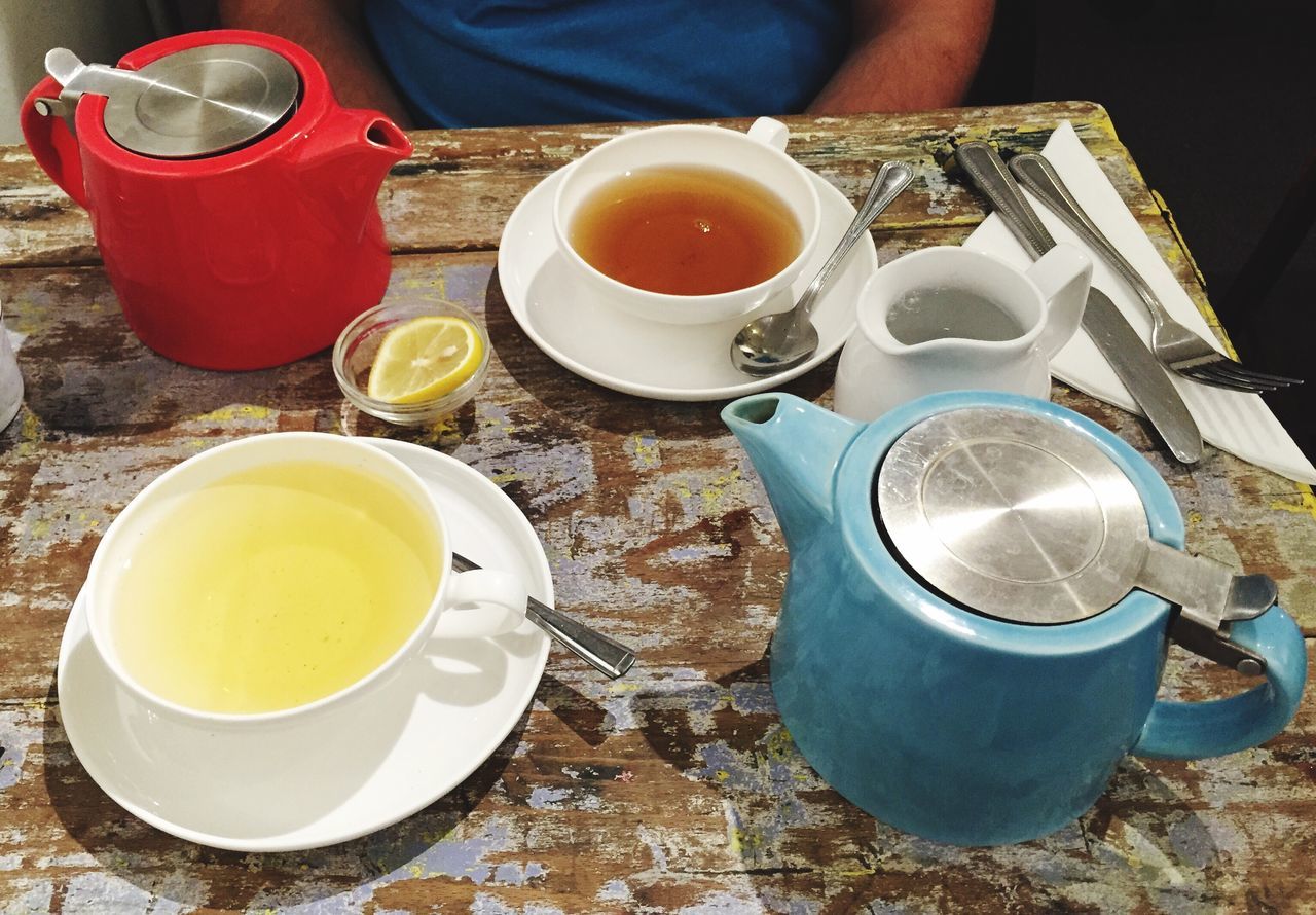 HIGH ANGLE VIEW OF COFFEE CUP ON TABLE