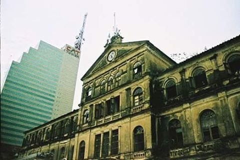 LOW ANGLE VIEW OF BUILDINGS IN CITY