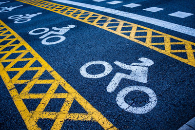 An advanced space for motorcyclists near a road intersection in barcelona. road safety concept.