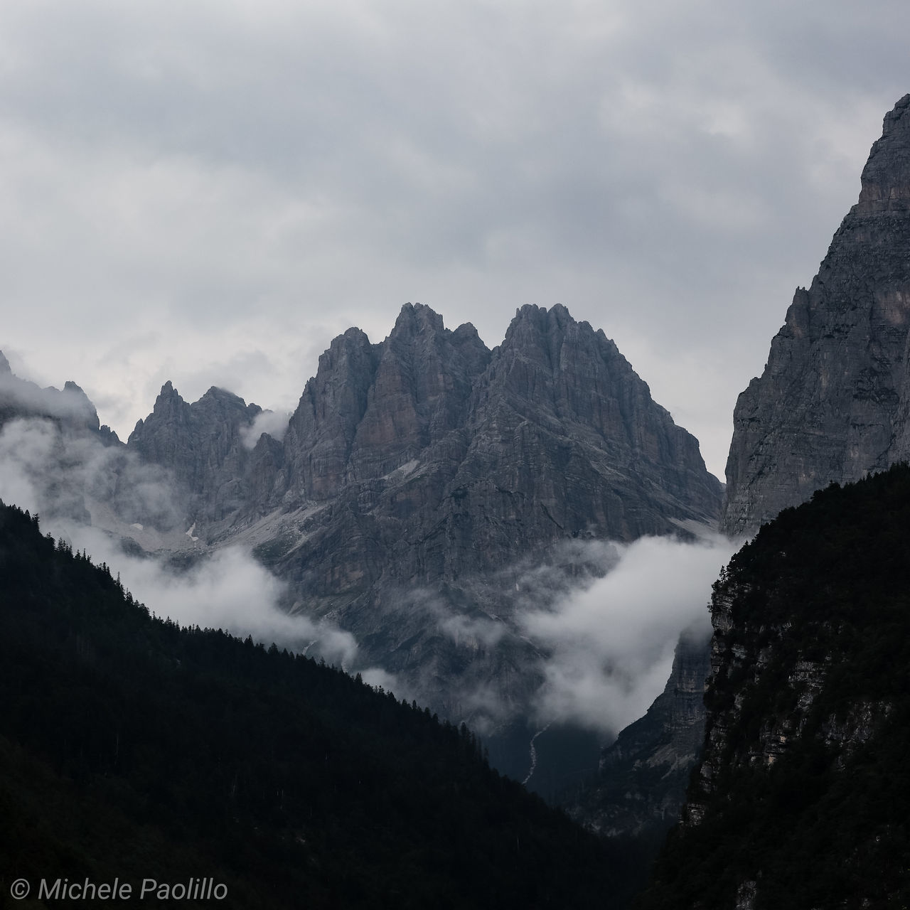 PANORAMIC VIEW OF MOUNTAINS AGAINST SKY