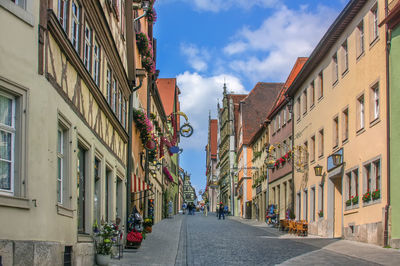 Street with historical houses in rothenburg ob der tauber, bavaria, germany