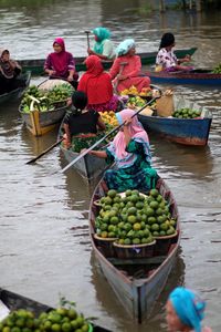 People selling fruits in boat 