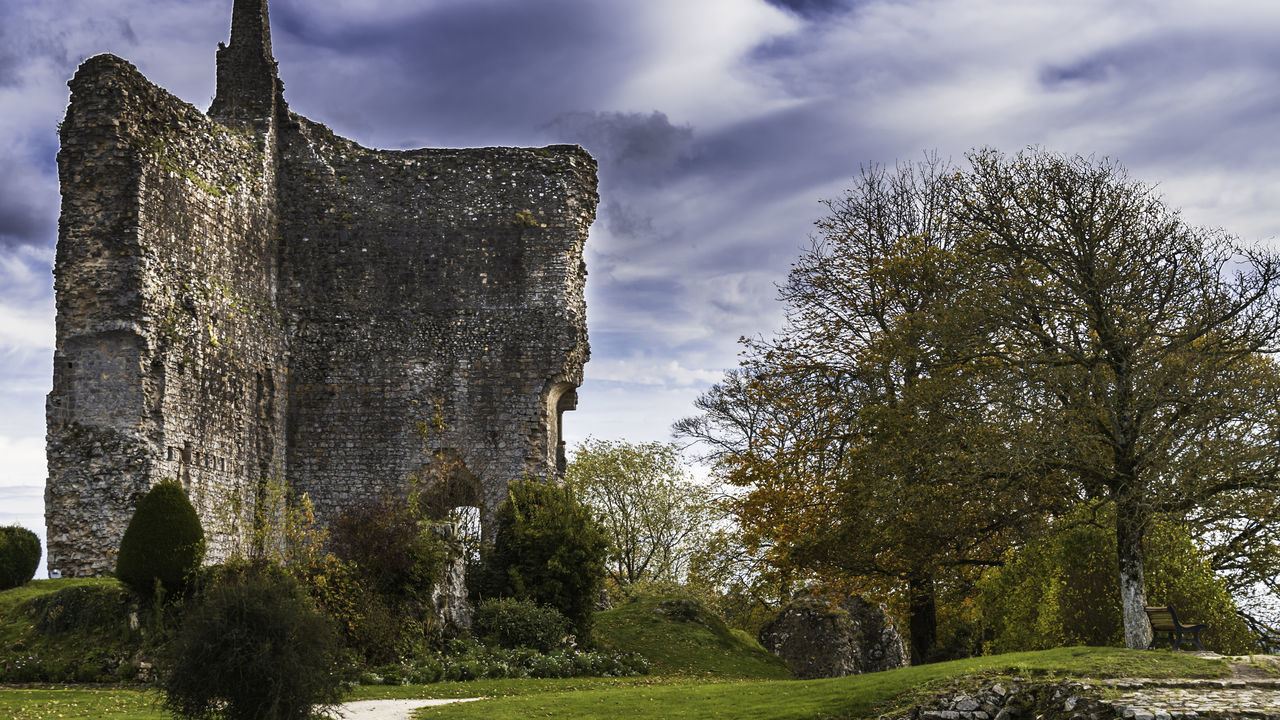 LOW ANGLE VIEW OF OLD RUIN BUILDING