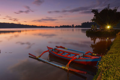 Views of the sunrise by boat on the edge of lake beratan, bali