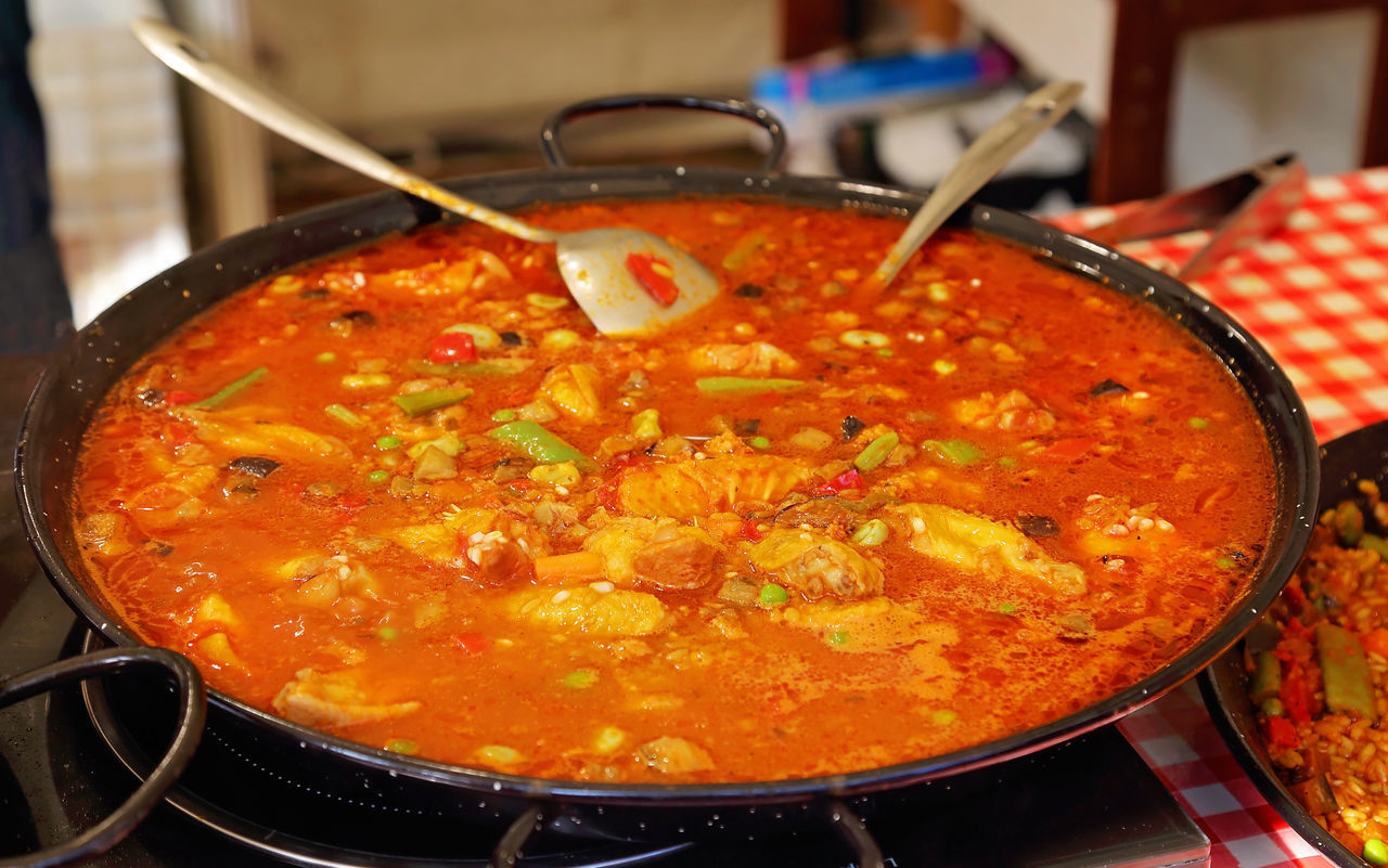 CLOSE-UP OF FOOD IN BOWL