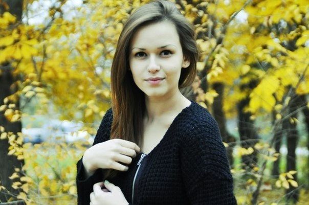 young adult, young women, person, lifestyles, looking at camera, long hair, portrait, focus on foreground, front view, casual clothing, leisure activity, smiling, waist up, standing, headshot, beauty, brown hair