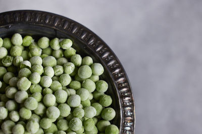 Close-up of green peas in bowl