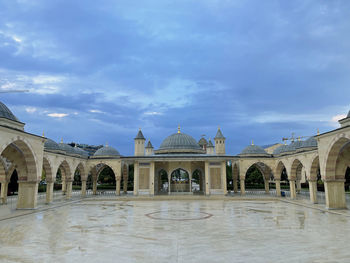 Courtyard of the mosque heart of chechnya in the center of grozny, chechnya, russia