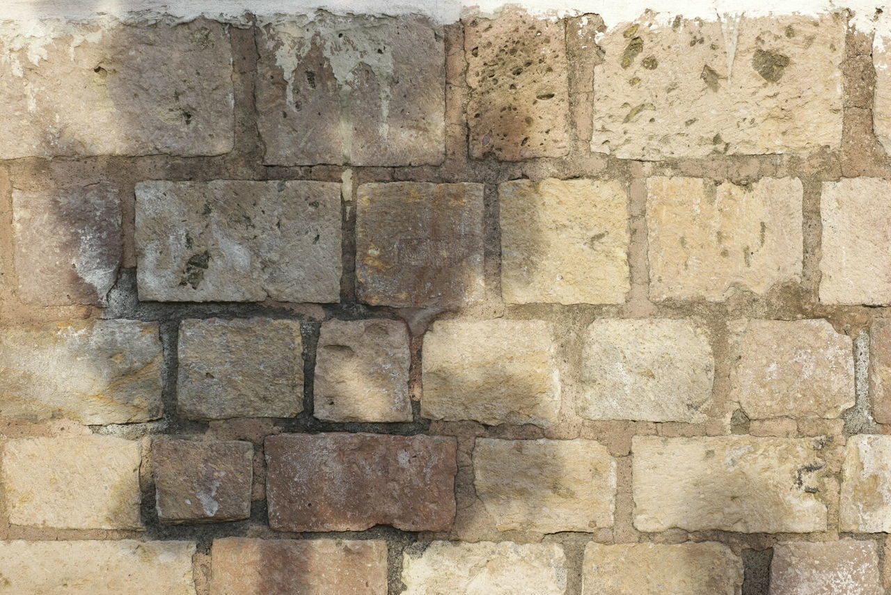 CLOSE-UP OF BRICK WALL