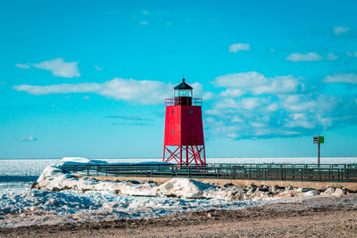 Charlevoix michigans lighhouse during the winter