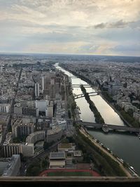 Skyline paris seine hochformat