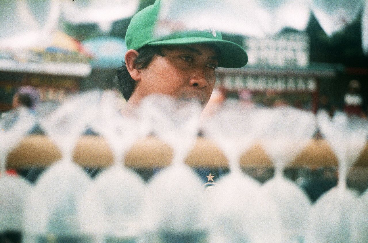 PORTRAIT OF YOUNG MAN WEARING HAT OUTDOORS