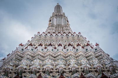 Wat arun ratchavararam, river side temple with a landmark spire. buddhist temple in bangkok