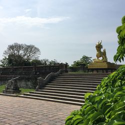 Statue against sky