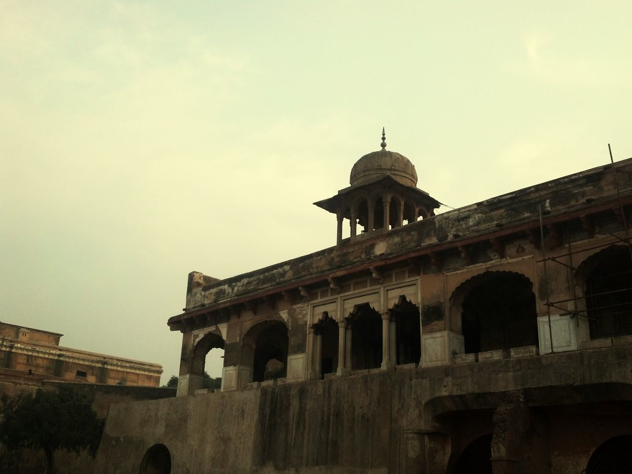 architecture, built structure, building exterior, low angle view, arch, sky, history, place of worship, religion, church, dome, spirituality, famous place, travel destinations, the past, day, travel, outdoors, window