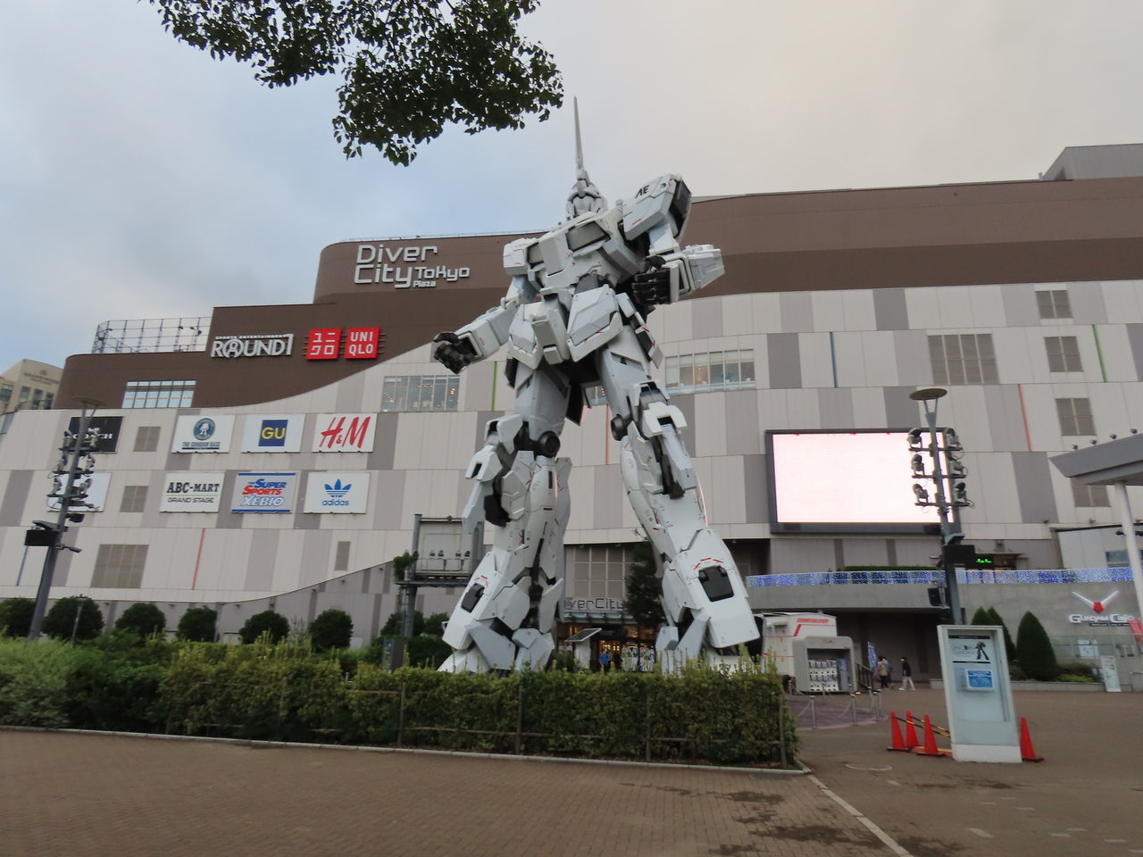 LOW ANGLE VIEW OF INFORMATION SIGN AGAINST BUILDING