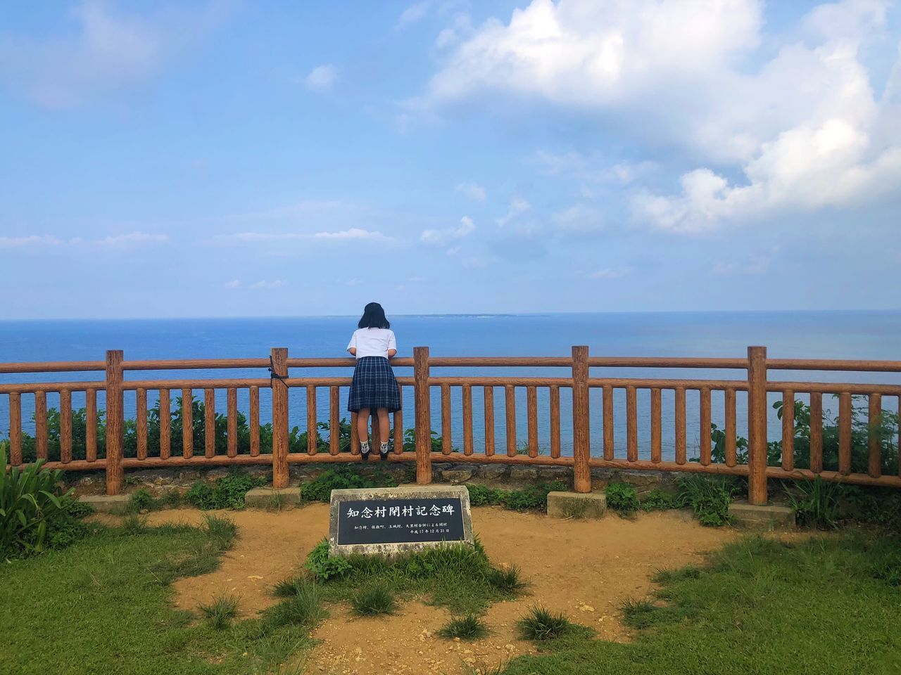 sky, sea, cloud - sky, water, horizon over water, horizon, nature, scenics - nature, beauty in nature, real people, one person, rear view, tranquil scene, tranquility, railing, lifestyles, land, day, leisure activity, outdoors, looking at view