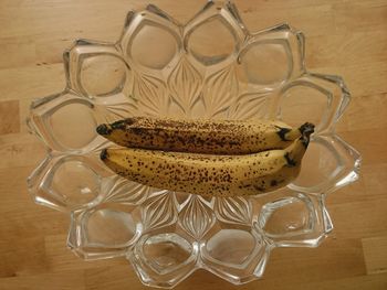 Directly above shot of bananas in glass bowl on table