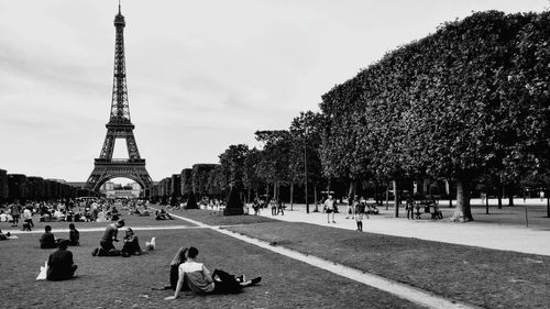 Group of people in front of eiffel tower