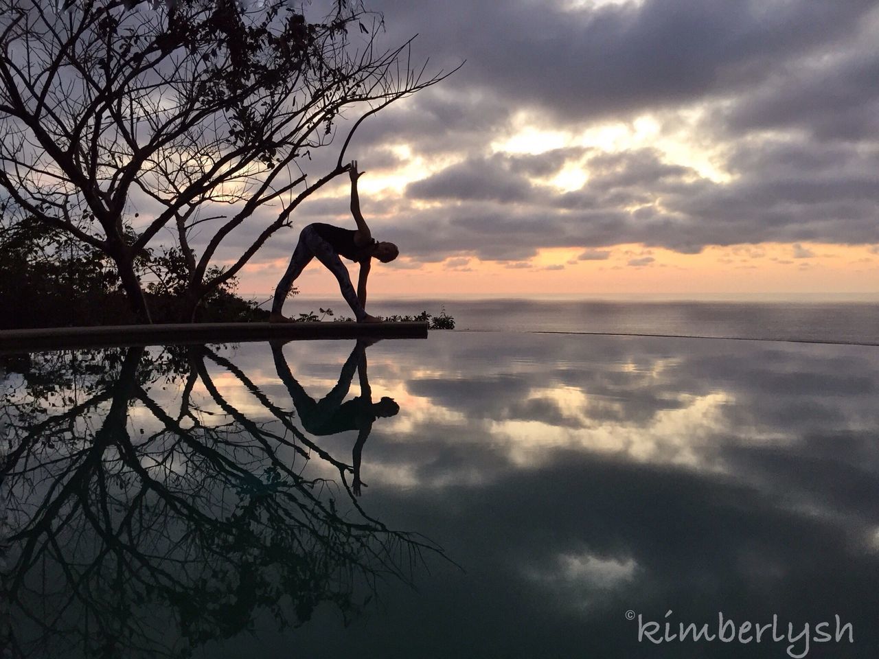 water, sky, horizon over water, sunset, tranquility, tranquil scene, scenics, sea, cloud - sky, beauty in nature, nature, silhouette, idyllic, cloudy, cloud, reflection, branch, tree, bare tree, shore