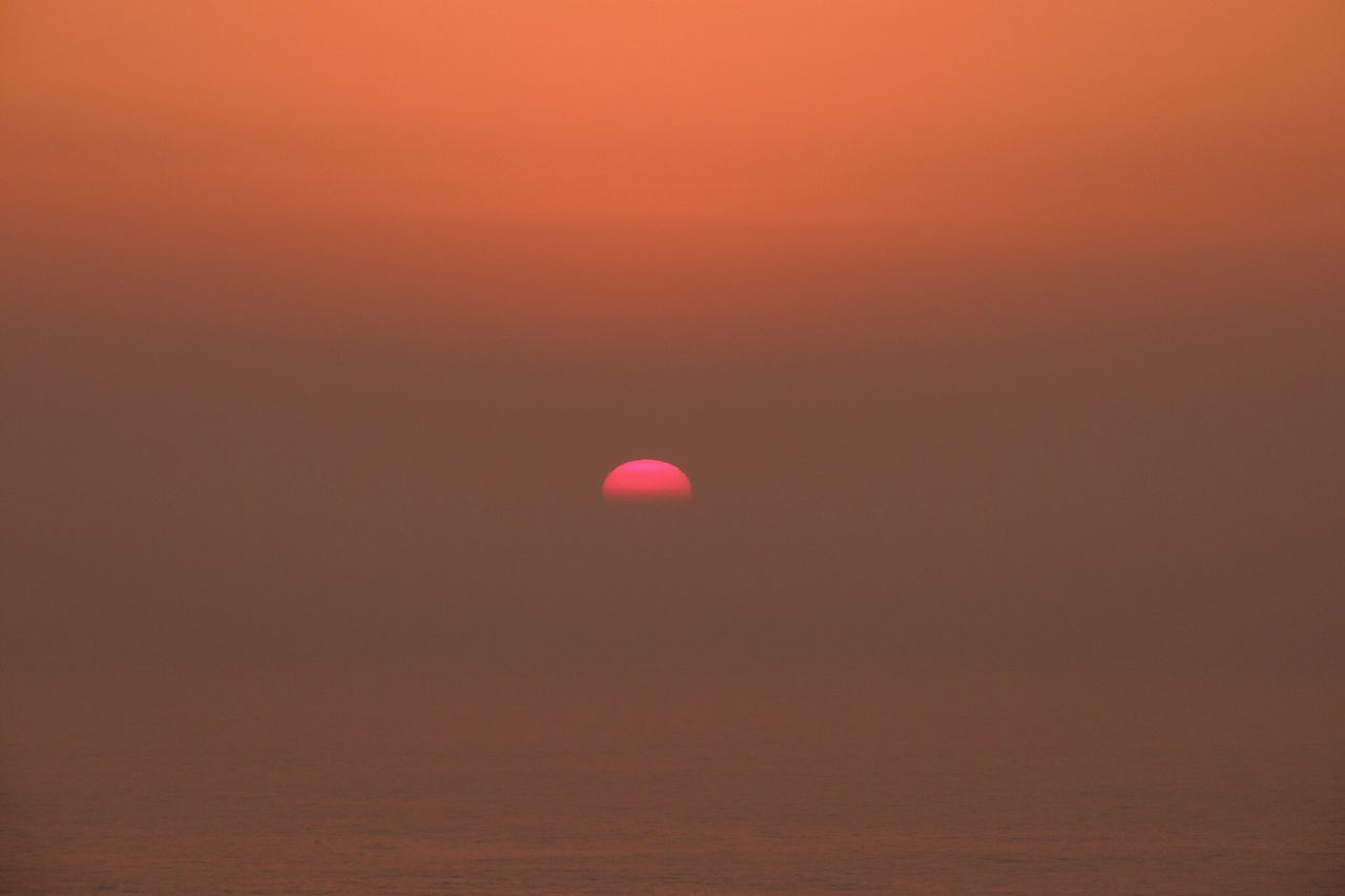 sunset, scenics, beauty in nature, tranquil scene, tranquility, orange color, sun, red, idyllic, copy space, sky, nature, horizon over water, sea, no people, outdoors, clear sky, water, remote, majestic