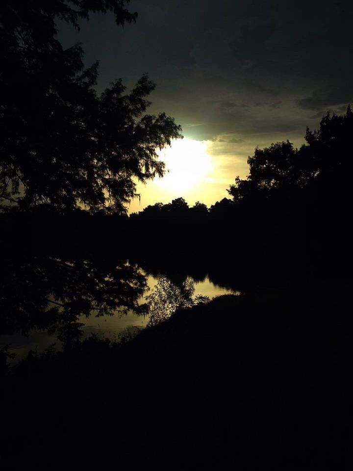 silhouette, sunset, tranquil scene, tranquility, tree, scenics, water, beauty in nature, sky, nature, lake, reflection, idyllic, sun, river, cloud - sky, calm, sunlight, non-urban scene, outdoors